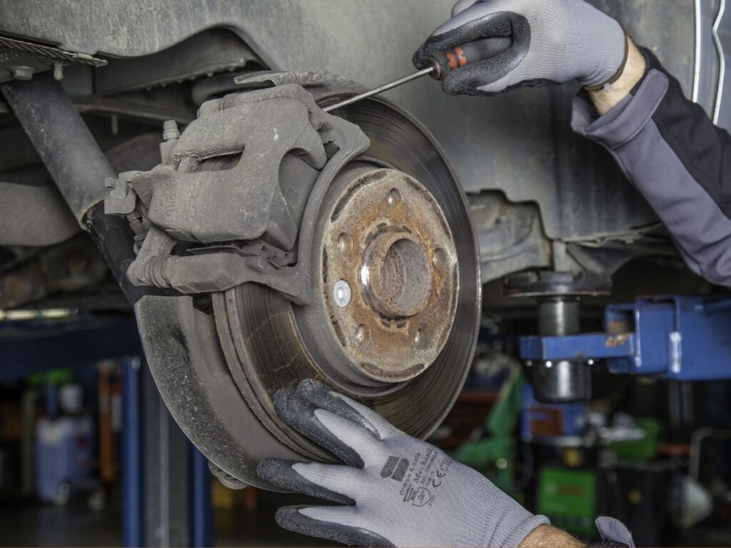 ¿Cuándo cambiar las pastillas de freno de tu camión?